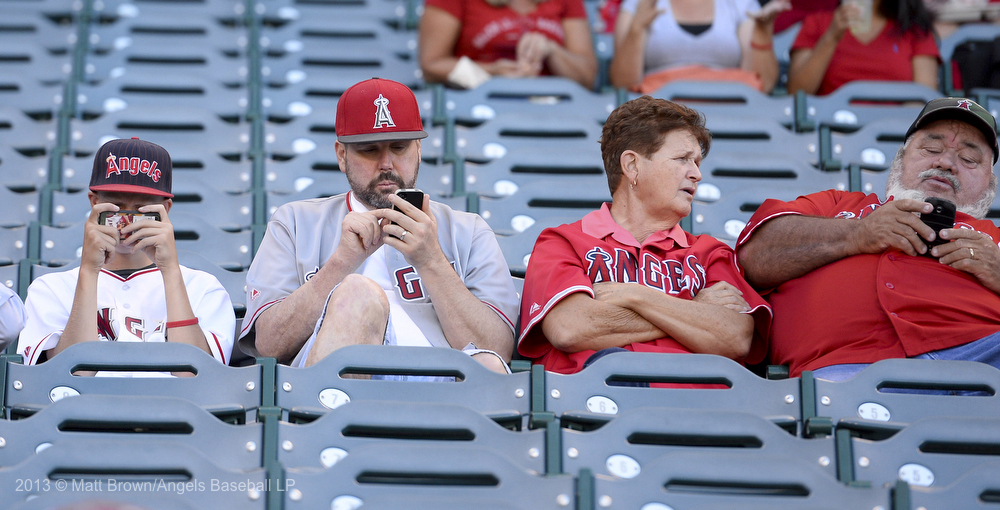 Are Baseball 'Fans' Who Get Hit By Foul Balls Looking at Their Phones? –  Black & Blonde Media